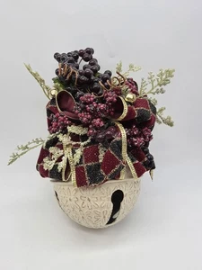 Cinta de Navidad hecha a mano de metal Jingle Bell imitación verdes y bayas - Imagen 1 de 14