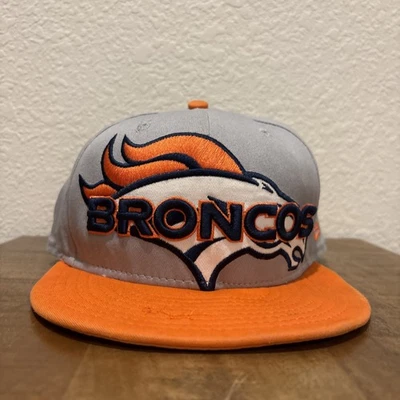 Sombrero con cierre a presión de los Denver Broncos con gafas de sol de los Denver Broncos Foto 1 de 3