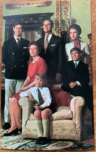 KÖNIGLICHE POSTKARTE, DIE KÖNIGLICHE FAMILIE IM BUCKINGHAM PALACE HERVORRAGENDER ZUSTAND. - Bild 1 von 2