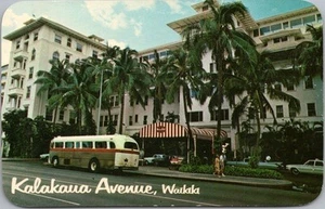 c1950s Honolulu HAWAII Postcard "KALAKUA AVENUE, Waikiki" Moana-Surfrider Hotel" - Imagen 1 de 2