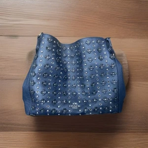 Borsa a tracolla Coach rivetti floreali Edie 31 in pelle ciottolata blu navy. - Foto 1 di 12