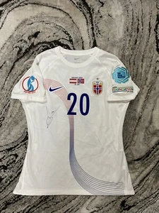 Camiseta de fútbol Noruega usada en partido emitida por el jugador Synne Skinnes Hansen #20 preparada - Imagen 1 de 10