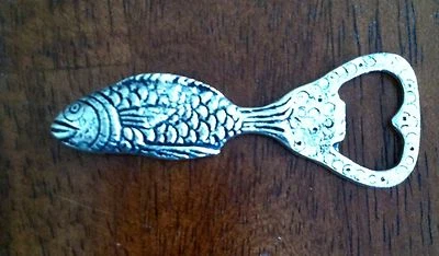 Abridor de botellas de pescado plateado Foto 1 de 2