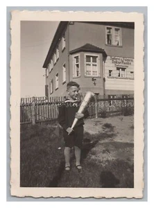 Junge mit Schultüte vor Polsterei Oskar Raabs Sattlermeister Beruf - Foto 1930er - Picture 1 of 2