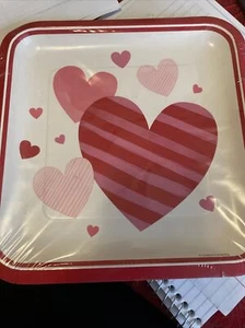 Valentines Dinner Plates 8 Count (9 1/4in X 9 1/4 In) Paper Plates - Picture 1 of 1