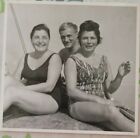 foto Foto Slowenien strand mann raucher badeanzug girl woman 1961 W24