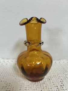 "Florero artístico ámbar vintage de vidrio soplado a mano 4,75"" de alto panel y borde ondulado" - Imagen 1 de 8