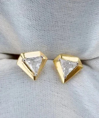 Encantador arete de 2 quilates enchapado en oro amarillo de 14 k con diamantes simulados de corte de billones de quilates Foto 1 de 4