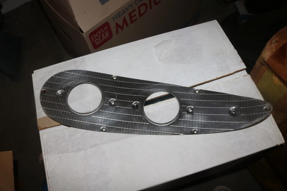 Excelente Dodge 1957 58 59 Sweptside picape lanterna traseira placa moldura - Imagem 1 de 4