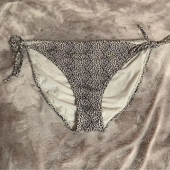 Pantalones de bikini Xhilaration para mujer XLTied lateral estampado de leopardo traje de baño verano blanco Foto 1 de 3