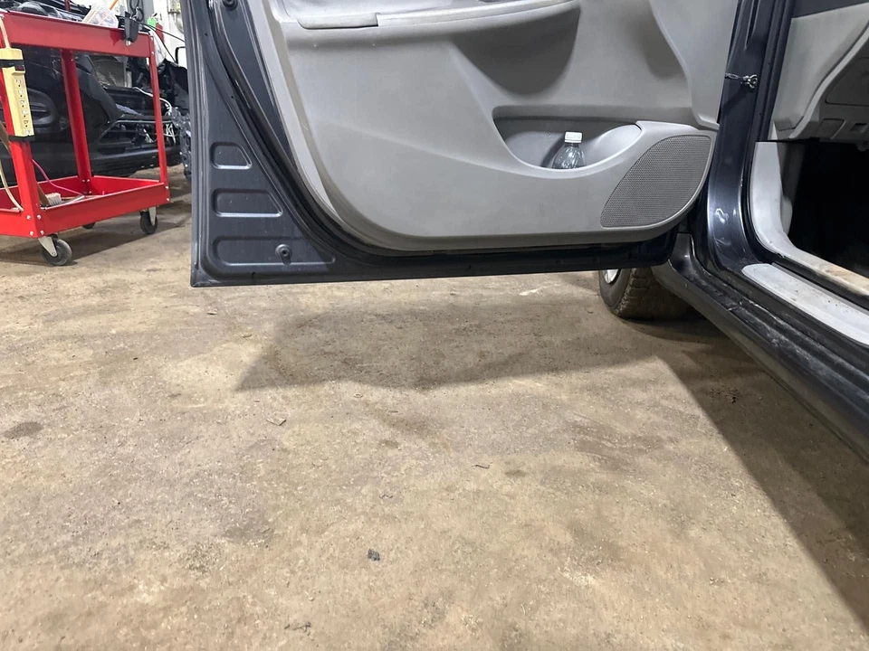 Used Front Left Door Assembly Front fits: 2010 Toyota Corolla L. electric window Foto 1 de 4