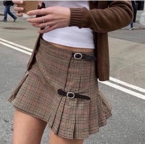 Falda Brandy Melville Mujer Pequeña Marrón Envoltura a Cuadros Mini Hebilla Academia y2k - Imagen 1 de 8