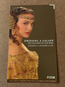 2005 STAR WARS Dressing a Galaxy NATALIE PORTMAN Padme Amidala FIDM COSTUME CARD - Foto 1 di 6