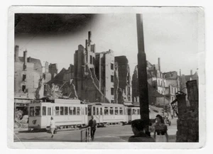 2.WK Foto Straßenbahn im bombardierten Mannheim Deutschland - Bild 1 von 2