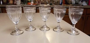 LOTE DE 5 VASOS DE LICOR CORDIAL DE COLECCIÓN CON PANELES CORONA POR ENCIMA DE LOOK - Imagen 1 de 6