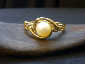 Vintage 10K Yellow Gold Pearl Ring - Size 5.5 - Organic Type Setting