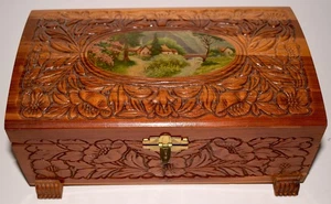 Vintage geschnitzte Zeder Schmuckstück/Schmuckkästchen mit Vorhängeschloss & Schlüssel Cottage Szene 11" Kostenloser Versand - Bild 1 von 11