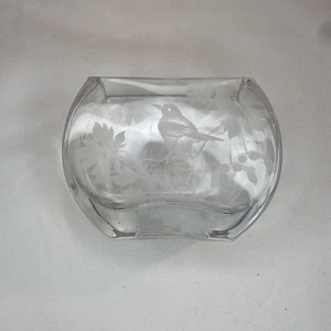 Jarrón de vidrio grabado vintage de 3x4x1,5" cristal transparente pájaro y hoja vidrio artístico ovalado - Imagen 1 de 6