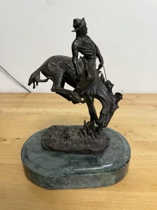 Outlaw von Frederic Remington Bronzestatue grüner Marmorsockel Miniatur - Bild 1 von 5