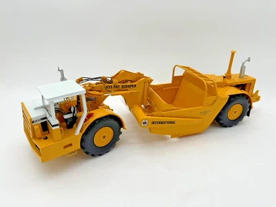 ConstructionPioneers International Harvester 20'' 433 DualEngine PayScraper 1:25 - Image 1 of 4