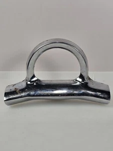 Parte emblema lunetta due dieci corno Chevrolet 210 1957 # 701440 - anello bordo cromato - Foto 1 di 9