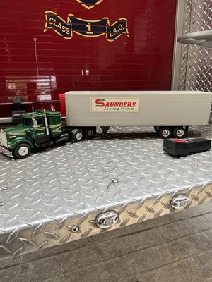 Tractor y remolque Speedway radiocontrolados 1/30 Foto 1 de 4