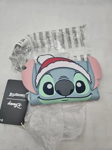 LOUNGEFLY DISNEY LILO STITCH HOLIDAY SANTA STITCH ZIP AOUND GELDBÖRSE NEU - Bild 1 von 5