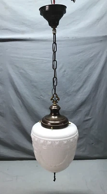 Pingente decorativo antigo de latão bolota urna globo de vidro leitoso vintage 364-25B - Imagem 1 de 4