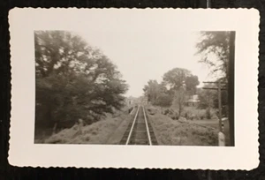 Vintage 1950’s Small Black & White Photograph Of Rural Train Tracks! d2042 - Bild 1 von 3