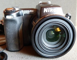 Nikon Coolpix 5700 8 x Nikkor Zoomoptik entspricht 35 - 280 mm Kleinbild - Bild 1 von 8