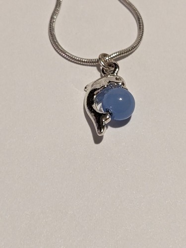 VETEMENTS Catena serpente tono argento con ciondolo delfino. Strass e acrilico. 16".