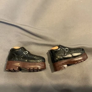 Zapatos negros Bratz Boyz Cameron 2002 primera edición - Imagen 1 de 2