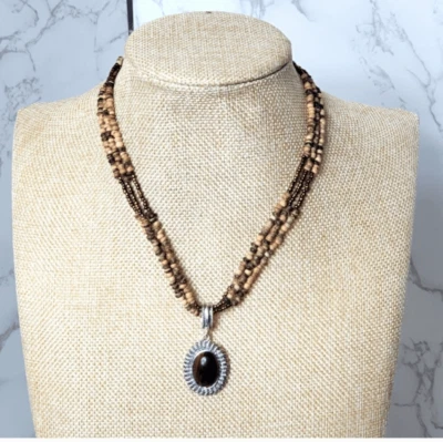 Collar AVON multihilo de cuentas de madera e imitación ojo de tigre Foto 1 de 4