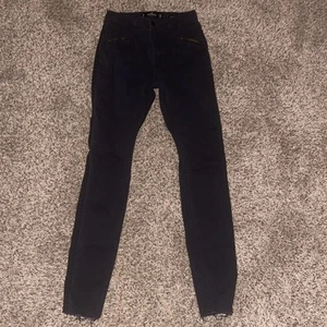 Pantalones de mezclilla Hollister junior talla 1R 25x30 tiro alto súper ajustados negros - Imagen 1 de 8