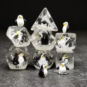 Juego de dados poliédricos de resina familiar Sage's Friendly Penguin | Dados DnD TTRPG RPG - Imagen 1 de 9