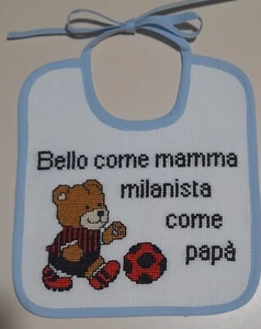 BAVAGLINO TIFOSO MILAN "BELLO COME MAMMA MILANISTA..... " RICAMATO A PUNTO CROCE - Foto 1 di 1