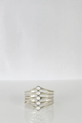 Brazalete Brazalete Marca Lucky Metal Tono Plata con Vidrio Cuentas Blancas Iridizadas Foto 1 de 4