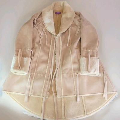Abrigo para mujer Suzanne Somers imitación piel de oveja beige pequeño con detalle de flecos Foto 1 de 4