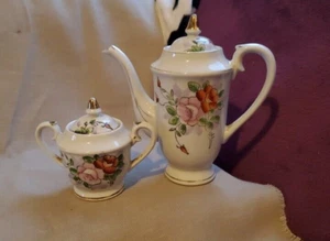 Vintage weiß Porzellan Blumenmuster Rose Teekanne Zuckerschüssel Gold Zierleiste Made in Japan rot - Bild 1 von 15