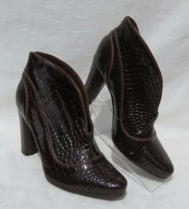 $189 POUR LA VICTOIRE Brown Crocodile Patent Leather Booties Shoes US 8.5 EUC - Picture 1 of 8