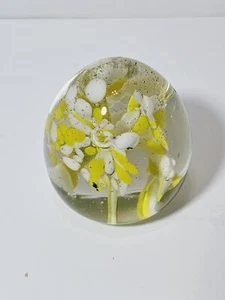 Pisapapeles vintage de vidrio amarillo y blanco - Imagen 1 de 6