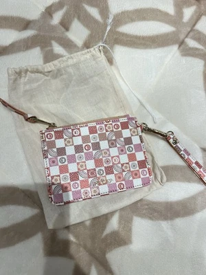 Cartera a cuadros rosa y blanco con correa para muñeca #accesorio Foto 1 de 3
