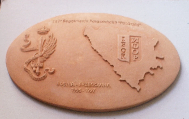 CREST ARALDICO IN TERRACOTTA REGGIMENTO PARACADUTISTI  FOLGORE - IFOR BOSNIA - Immagine 1 di 1