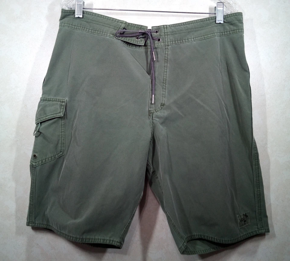 Pantalones Cortos Vans Off The Wall Boards Hombres 34 Verde Frente Plano Playa Exterior Foto 1 de 4