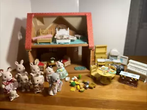 Calico Critters Sylvanian Families Casetta Accogliente con Accessori Mobili - Foto 1 di 23