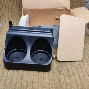 NEU Original Mercedes W163 ML Getränkehalter hinten Java beige 1636830114 1636830214 - Bild 1 von 8