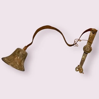 Antigua tienda victoriana de latón fundido para sirvientes campana de mayordomo Foto 1 de 4