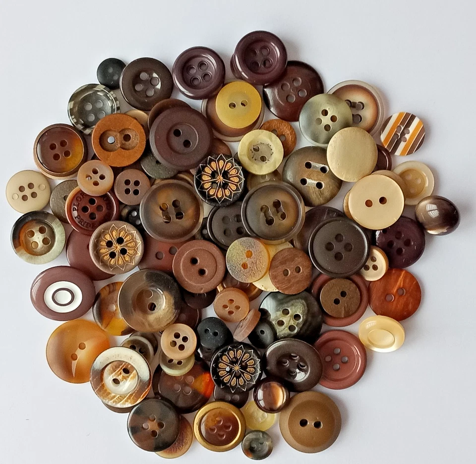 100 kleine Knöpfe braun beige Mischung Konvolut Basteln unbenutzt - Bild 1 von 1