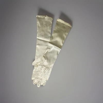 Luvas de ópera vintage da década de 1950 cetim por amassados em marfim tamanho 6 1/2 - Imagem 1 de 4