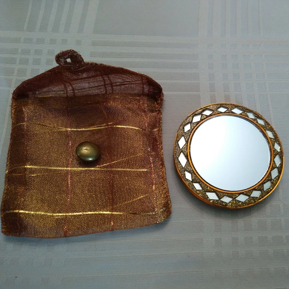 TWOS COMPANY ANTIQUE GOLD GLITTE COMPACT MAKEUP PURSE MIRROR PLATED BRASS - Image 1 of 4